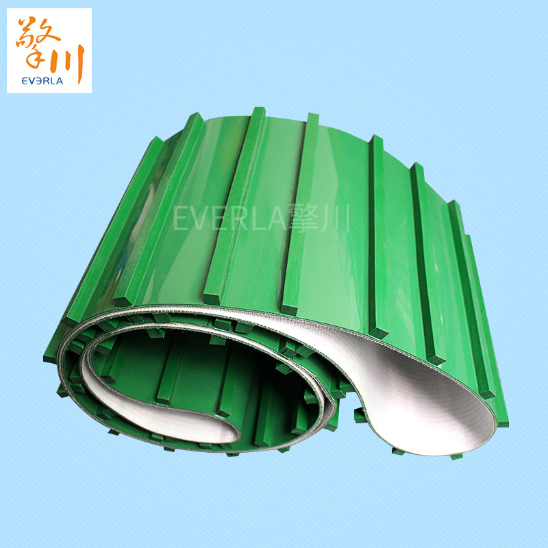 綠色PVC<a href='http://www.zhangtiankun.cn/shusongdai/' target='_blank'><u>輸送帶</u></a>表面加長(zhǎng)擋塊條的主圖